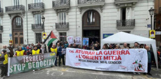 Manifestantes en València exigen el cese de hostilidades en Oriente Medio.