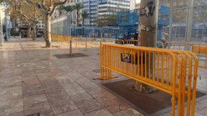 El Ayuntamiento de Valencia retira las vallas amarillas tras las fiestas de Fallas.