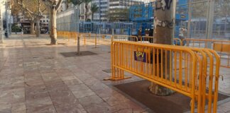 El Ayuntamiento de Valencia retira las vallas amarillas tras las fiestas de Fallas.