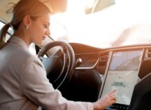 Mujer utilizando un vehículo moderno mientras trabaja