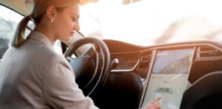 Mujer utilizando un vehículo moderno mientras trabaja