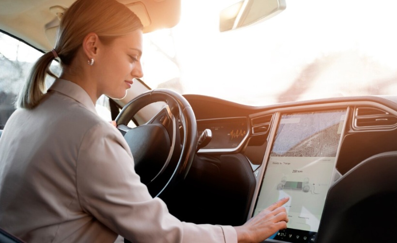 Mujer utilizando un vehículo moderno mientras trabaja