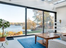 Interior de una casa con ventanas de aluminio y vista al exterior