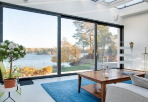 Interior de una casa con ventanas de aluminio y vista al exterior