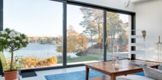 Interior de una casa con ventanas de aluminio y vista al exterior
