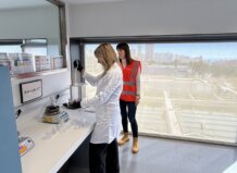 Veolia se compromete con la innovación para garantizar agua de calidad. Mujeres trabajan en un laboratorio.