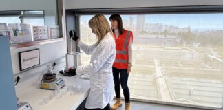 Veolia se compromete con la innovación para garantizar agua de calidad. Mujeres trabajan en un laboratorio.