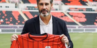 Vicente Moreno presentando su camiseta como nuevo entrenador del Al-Rayyan