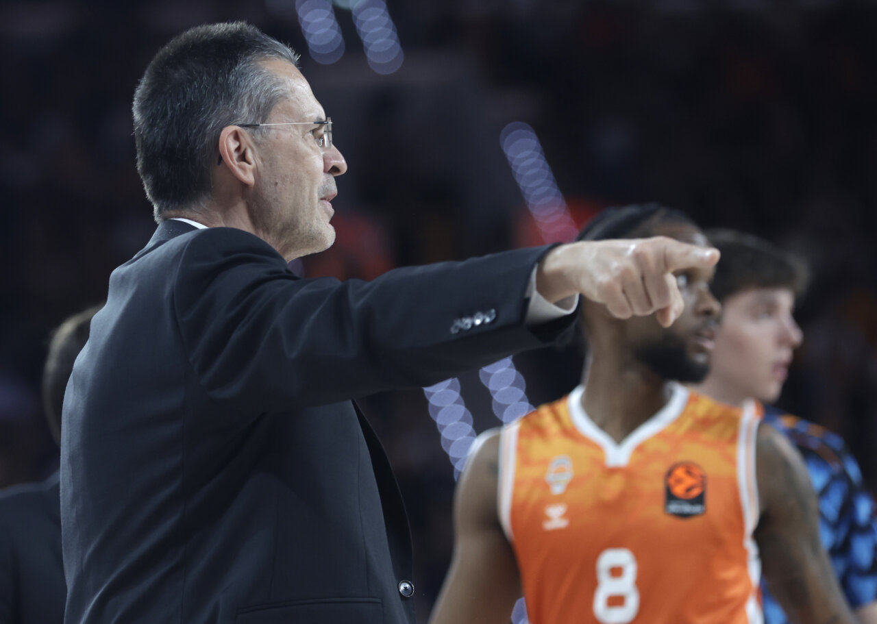 Entrenador Pedro Martínez dirigiendo al Valencia Basket durante un partido emocionante.