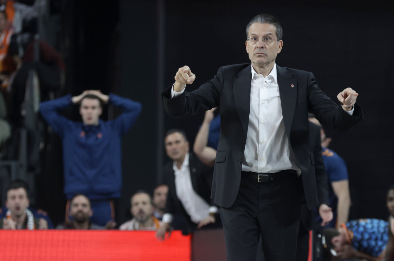 Pedro Martínez dirigiendo al Valencia Basket durante un partido emocionante.
