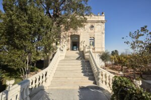 Vista exterior de la Villa Indiano en Burjassot con escaleras y árboles