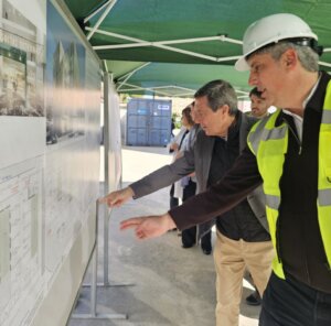 Visita a las obras del nuevo hospital en Valencia con planos en exposición.