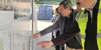 Visita a las obras del nuevo hospital en Valencia con planos en exposición.