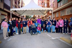 Susana Camarero y grupo de falleros en Torrent durante la visita