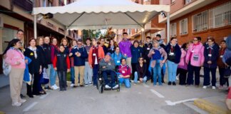 Susana Camarero y grupo de falleros en Torrent durante la visita