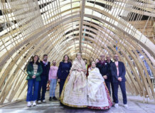 El Ayuntamiento de València destina 2,9 millones a las Fallas y refuerza el apoyo a los artistas de la Ciutat Fallera Grupo de personas en un taller de la Ciutat Fallera durante una visita