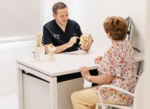 Médico explicando tratamiento a paciente en Vithas Valencia