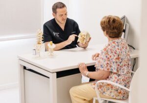 Médico explicando tratamiento a paciente en Vithas Valencia