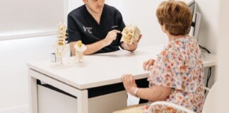 Médico explicando tratamiento a paciente en Vithas Valencia