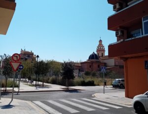 Vista de la Pobla de Farnals con edificios y señalización vial
