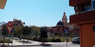 Vista de la Pobla de Farnals con edificios y señalización vial
