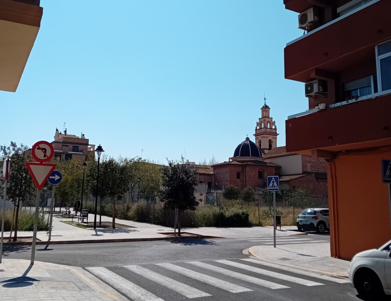 Vista de la Pobla de Farnals con edificios y señalización vial