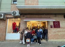 La campaña ‘Yo salgo a jugar’ suma a los comercios de Burjassot como puntos seguros para la infancia Grupo de niños y adultos en un comercio de Burjassot