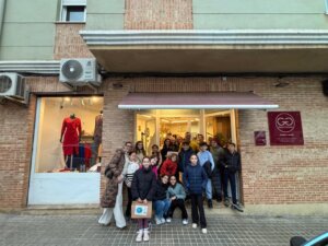 Grupo de niños y adultos en un comercio de Burjassot