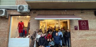 Grupo de niños y adultos en un comercio de Burjassot