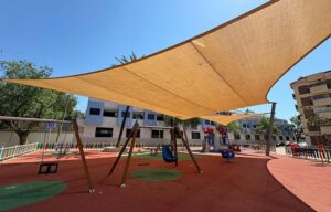 Zona de confort con sombra en un parque infantil en Paterna