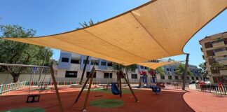 Zona de confort con sombra en un parque infantil en Paterna