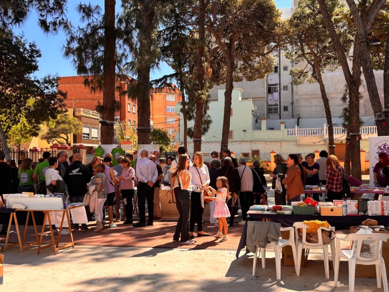 Personas participando en la Semana del Libro en Albal
