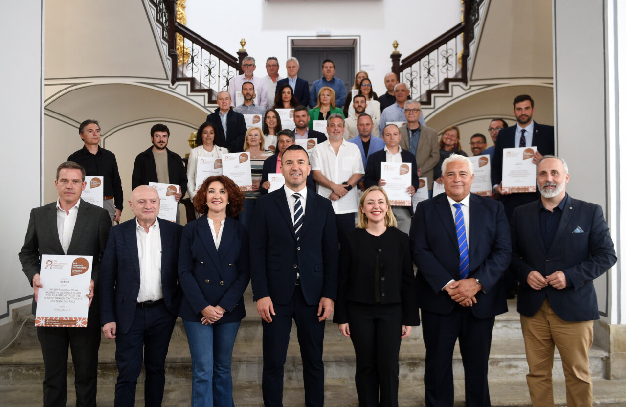 Alcaldes y concejales en la presentación del plan de recuperación del patrimonio en Valencia.