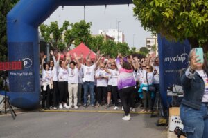 Participantes levantando las manos en la 5K por la Igualdad en Massanassa