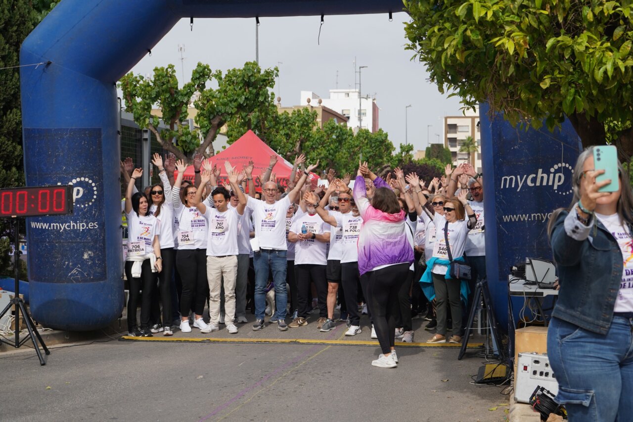 Participantes levantando las manos en la 5K por la Igualdad en Massanassa