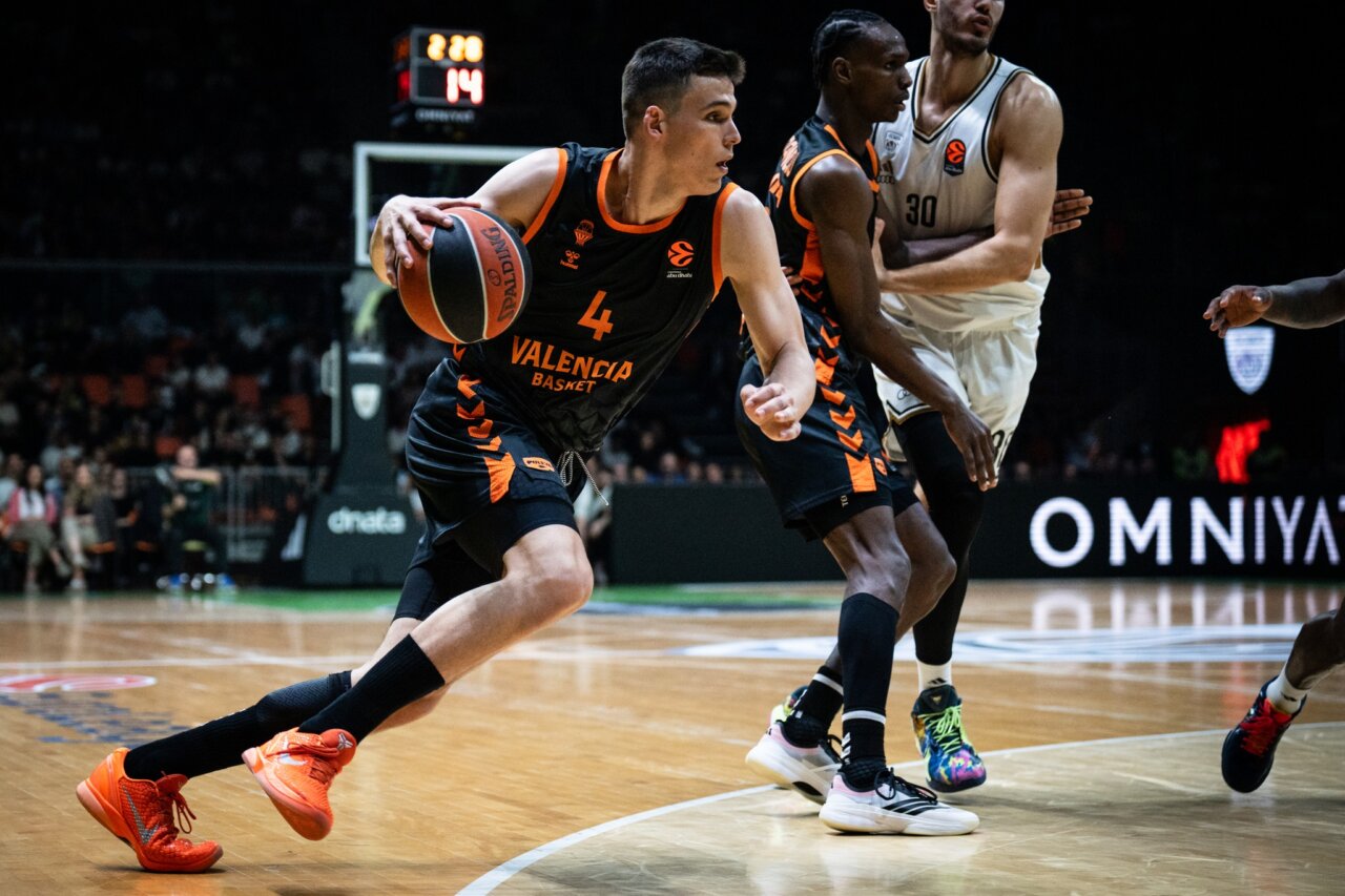 Jugador de Valencia Basket driblando el balón durante un partido.