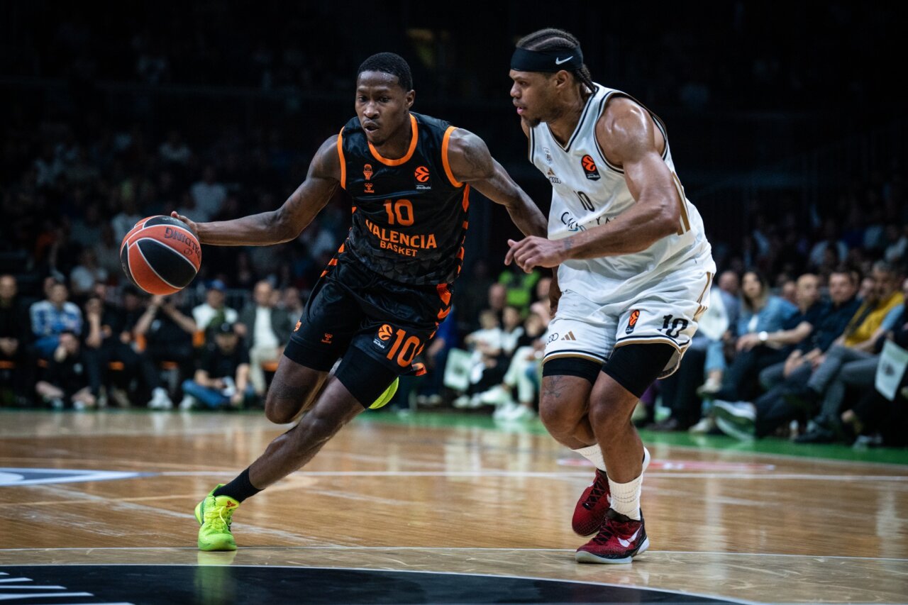 Jugadores de Valencia Basket y Dubai Basketball compiten en un partido de Euroliga.