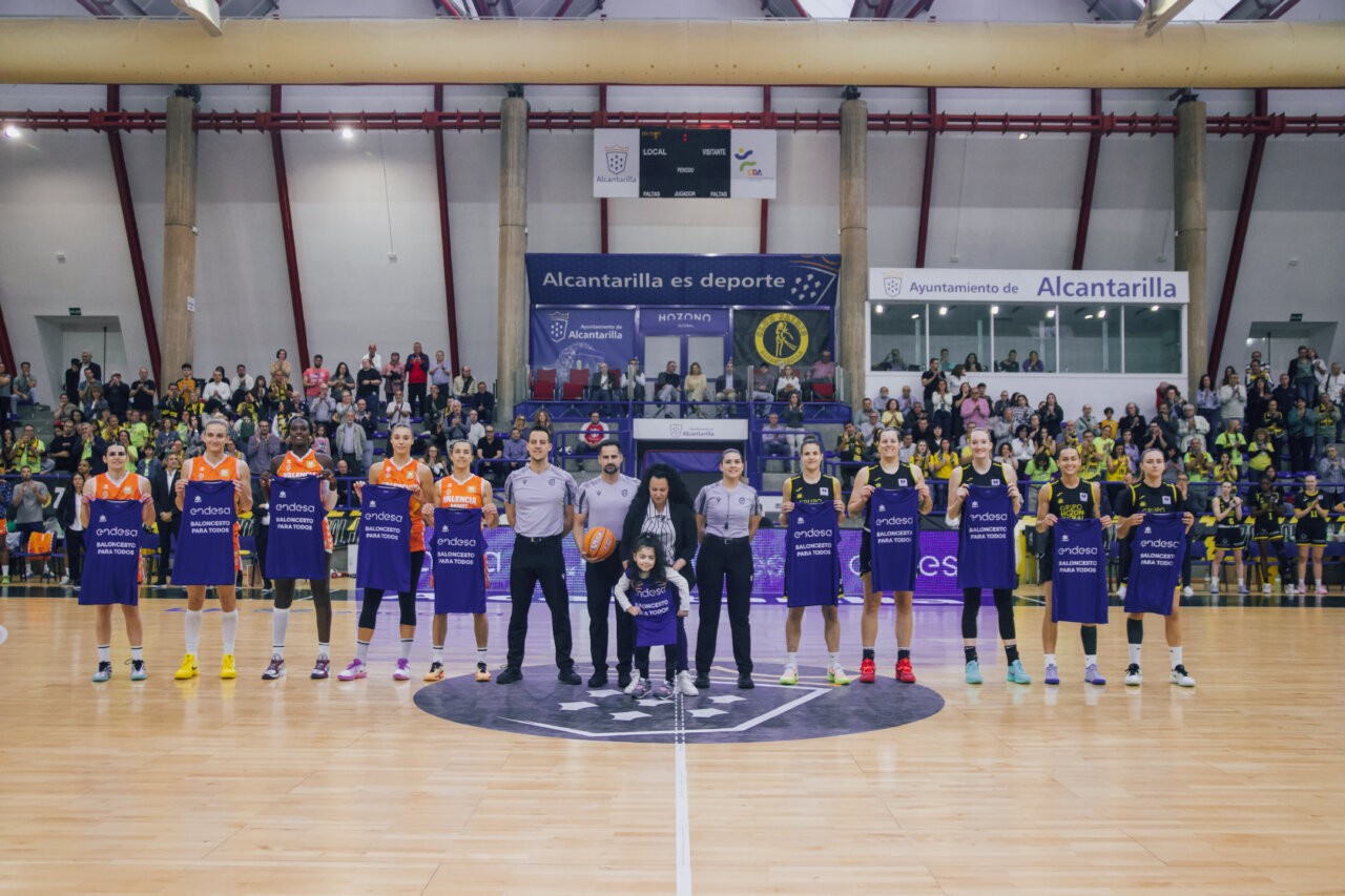Jugadoras de Valencia Basket y Jairis posando en la cancha antes del partido.
