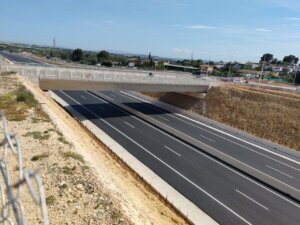 Vista de la carretera CV-370 abierta al tráfico entre Manises y Riba-roja de Túria
