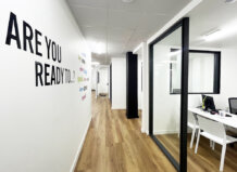 Interior de una academia de inglés en Valencia con decoración motivacional