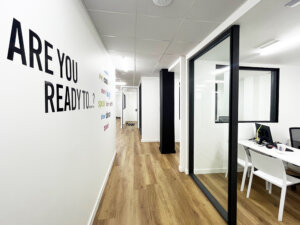 Interior de una academia de inglés en Valencia con decoración motivacional