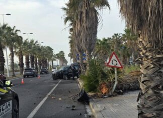 Un conductor, herido leve tras perder el control de su coche por una avería mecánica en Alboraia Accidente de tráfico en la avenida Serra d’Aitana en Alboraia