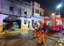 Un coche de Policía Nacional se empotra tras una persecución en una casa en Alaquàs causando un incendio Bomberos trabajando en un incendio de un vehículo contra una vivienda en Alaquas