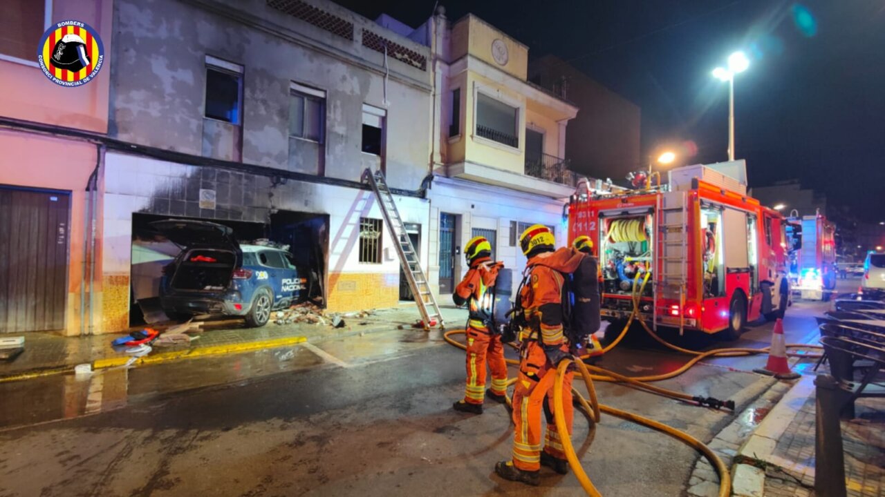 Accidente e incendio vehiculo POlicia Nacional contra vivienda en Alaquas
