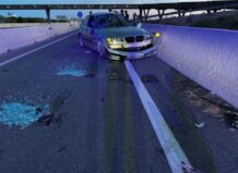 Vehículo volcado en la carretera tras un accidente en Port Saplaya