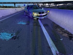 Vehículo volcado en la carretera tras un accidente en Port Saplaya