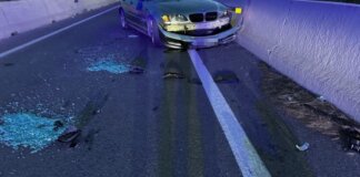 Vehículo volcado en la carretera tras un accidente en Port Saplaya