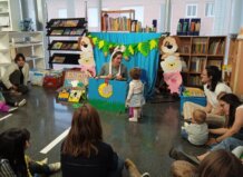 Niños disfrutando de un cuentacuentos en la biblioteca de Foios