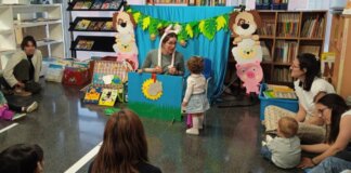 Niños disfrutando de un cuentacuentos en la biblioteca de Foios