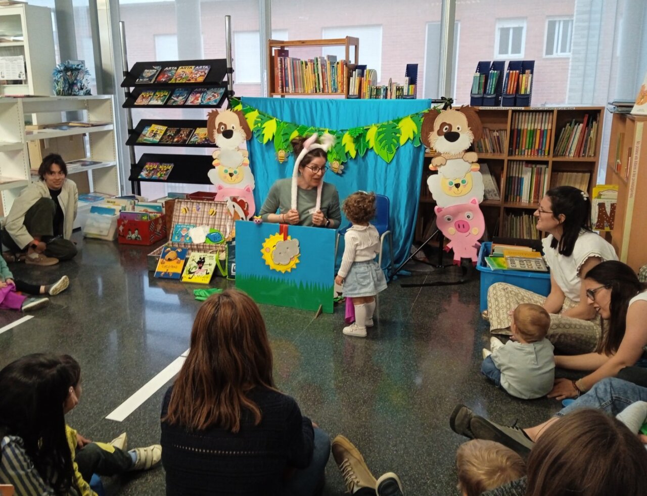 Niños disfrutando de un cuentacuentos en la biblioteca de Foios